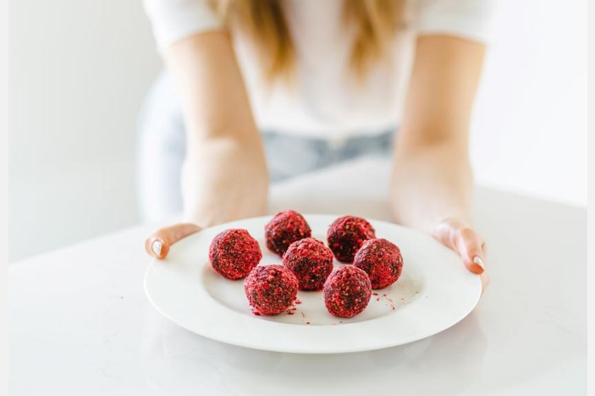 Verras je Valentijn met chocolade frambozen Bliss Balls!